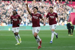 وست هام يهزم سندرلاند بثلاثية ويعزز آماله في الهروب من الهبوط