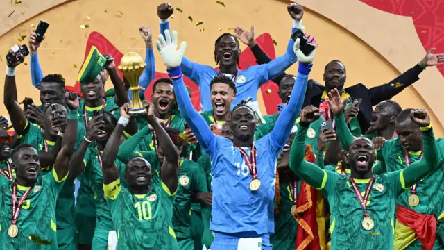 الرئيس السنغالي يكافئ أبطال إفريقيا بمبالغ ضخمة وأراضٍ بعد التتويج القاري