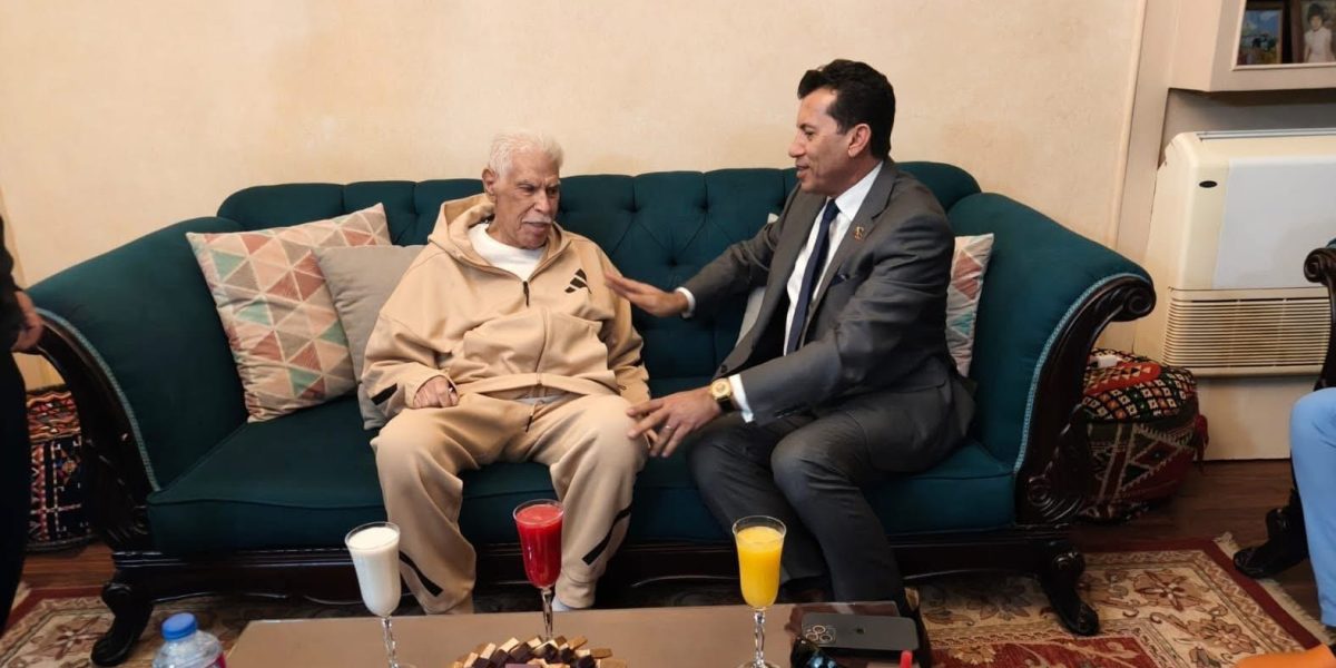 أشرف صبحي يزور حسن شحاتة للاطمئنان على صحته بعد خروجه من المستشفى