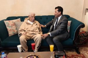 أشرف صبحي يزور حسن شحاتة للاطمئنان على صحته بعد خروجه من المستشفى