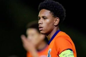 برشلونة يراهن على أونستاين لإعادة بناء الخط الخلفي