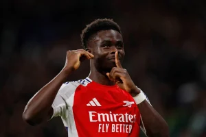 ساكا يمدد عقده مع آرسنال حتى 2031 ويصبح الأعلى أجرًا في الفريق