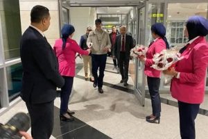 استقبال بالورود لبعثة الجيش الملكي في القاهرة قبل مواجهة الأهلي