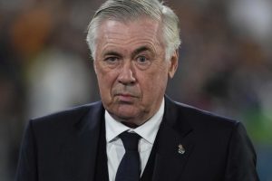 أنشيلوتي يثير تفاعلاً واسعاً خلال حضوره كرنفال ريو دي جانيرو