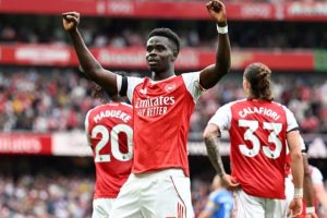 إصابة ساكا تُبعده 3-4 أسابيع وتربك حسابات آرسنال في مرحلة حاسمة