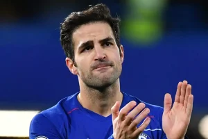 هازارد يرشح فابريجاس لمهمة في تشيلسي ويشيد بتألق كومو